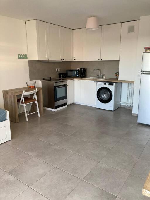 Appartement Rdc Avec Parking Prive La Fare-les-Oliviers Buitenkant foto